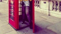 Ini saaat dia liburan ke London, Inggris. (zoyaafroz/Instagram)