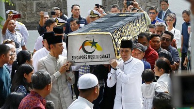 Momen SBY, AHY dan Ibas Tandu Keranda Jenazah Ani Yudhoyono