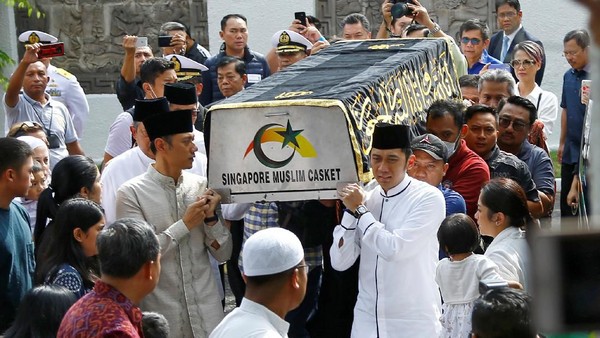 Momen SBY, AHY dan Ibas Tandu Keranda Jenazah Ani Yudhoyono