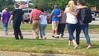 Penembakan itu terjadi di gedung tempat kantor-kantor utilitas dan pekerjaan publik kota Virginia Beach tersebut bernaung. Dalam foto ini, orang-orang tengah dievakuasi usai penembakan. (Foto: Reuters)