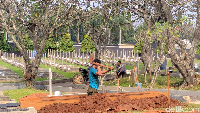 Lokasi makam saat ini masih digali petugas (Foto: Jefrie/detikcom)