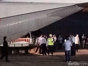 SBY Menangis Terharu Saat Salami Penyambut Jenazah Ani Yudhoyono di Halim