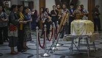 Warga Indonesia yang bermukim di Singapura mendoakan almarhumah Ibu Ani Yudhoyono. ANTARA FOTO/M N Kanwa.
