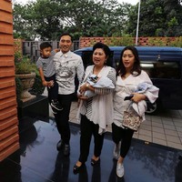 Banyak momen di mana Bu Ani kompak berbusana dengan anak dan menantu yang memperlihatkan keakraban keluarga. Salah satunya ketika menyambut kelahiran anak kedua Aliya dan Ibas. Keluarga ini sama-sama memakai busana putih. Foto: Instagram @aniyudhoyono
