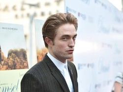 Robert Pattinson Hanya Pakai Parfum di Malam Hari, Alasannya Romantis