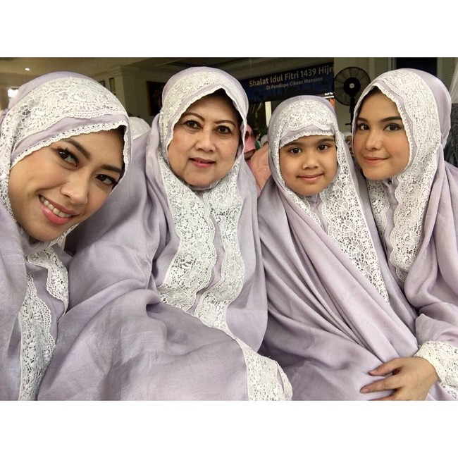 Tak hanya kebaya atau baju seragam, para wanita di keluarga Yudhoyono juga pernah tampil dengan mukena yang sama. Foto: Instagram @aniyudhoyono