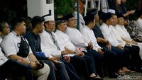 Mereka berduduk sambil menunggu kedatangan jenazah Ibu negara RI ke-6, istri dari Susilo Bambang Yudhoyono.