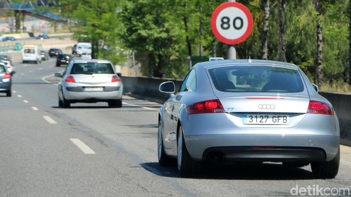 Di Madrid saat ini ada area rendah emisi seluas 472 hektar. Di area ini, mobil berbahan bakar bensin buatan sebelum tahun 2000 atau mobil diesel sebelum 2006 dilarang lewat.