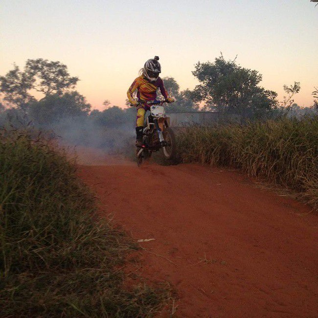 Selain menangkap buaya, ia punya kegemaran lain yang juga tak biasa untuk wanita yakni mengendari motor trail dan sepeda BMX. Meski tubuhnya langsing, di foto ia terlihat lihai membawa motor besar. Foto: Instagram @itsisabellelee
