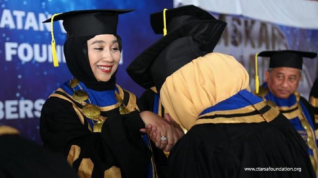Anita Ratnasari Tanjung memberi pesan kepada wisudawan untuk tetap giat belajar usai lulus SMA
