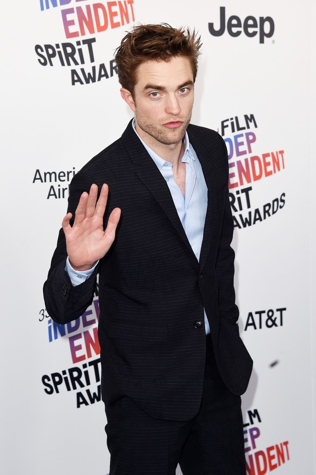 Belum terungkap seperti apa karakteristik Bruce Wayne yang akan diperankan oleh Robert Pattinson. Namun Bruce Wayne sendiri dikenal sebagai seorang pengusaha. Dalam beberapa filmnya, Bruce sering tampil dengan setelan jas. Foto: Getty Images