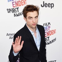 Belum terungkap seperti apa karakteristik Bruce Wayne yang akan diperankan oleh Robert Pattinson. Namun Bruce Wayne sendiri dikenal sebagai seorang pengusaha. Dalam beberapa filmnya, Bruce sering tampil dengan setelan jas. Foto: Getty Images