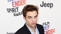 Ada banyak hal unik yang dilakukan para aktor untuk tampil optimal pada karakter yang dimainkannya, seperti yang dilakukan Robert Pattinson. Dok. Getty Images