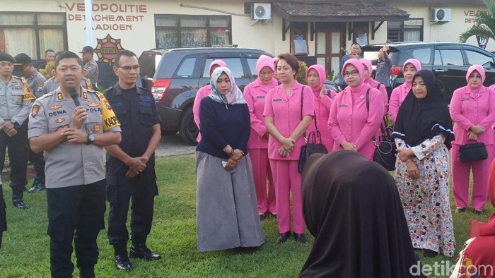 Ketika Istri-istri Brimob Tidak Didampingi Suami Saat Berlebaran