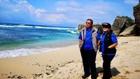 Bersama SBY, Ani Yudhoyono berkunjung ke pantai yang berada di Gunungkidul, DI Yogyakarta. (Instagram/aniyudhoyono)