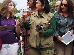 Mengenang Bu Ani dan Kamera Andalannya