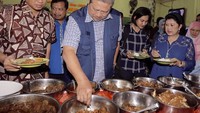 Kali ini putri dari Letnan Jenderal (Purn) Sarwo Edhie Wibowo itu mencicipi nasi jamblang khas Cirebon. Nasi Jamblang Ibu Nur (makanan khas Cirebon), memang enak,  tulisnya. Foto: Instagram @aniyudhoyono