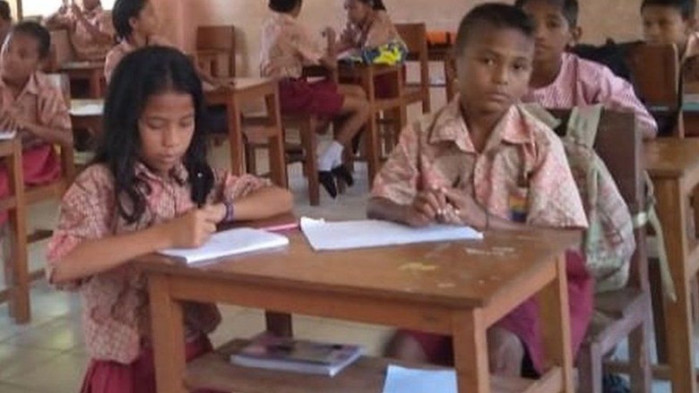 Kisah Guru Honorer yang Mengajar Hampir Semua Kelas di Desa Pulau Seram Kisah Guru Honorer yang Mengajar Hampir Semua Kelas di Desa Pulau Seram