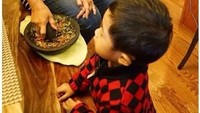 Selain kerap menikmati kuliner tradisional, istri pimpinan Partai Demokrat itu juga gemar nyambel. Ia kerap membagikan posenya saat meracik sambal. Foto: Instagram @aniyudhoyono