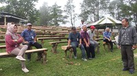 Menyambut libur lebaran kali ini, objek wisata Golaga berbenah dan kini dilengkapi dengan beragam wahana baru. Seperti kebun binatang mini atau Interaktif Mini Zoo, Rumah Jaring, Taman Bunga, Ampitheatre untuk area konser dan hadirnya wahana Camping Ground dan Camping Tree atau Glamour Camping di atas pohon cemara. (dok Humas Purbalingga)