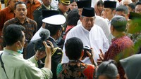 Tentu sebagai suami yang mendampingi 43 tahun, terlihat rasa duka yang mendalam dari Pak SBY namun beliau ikhlas menerima takdir Allah ini, kata besan SBY, Hatta Radjasa (Foto: REUTERS/Feline Lim).