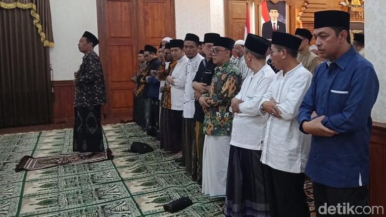 Emil Dardak Bersama Gus se-Jatim Salat Ghaib Wafatnya Ibu Ani Yudhoyono Emil Dardak Bersama Gus se-Jatim Salat Ghaib Wafatnya Ibu Ani Yudhoyono