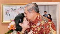 SBY kembali mengecup kening istrinya. (Instagram).