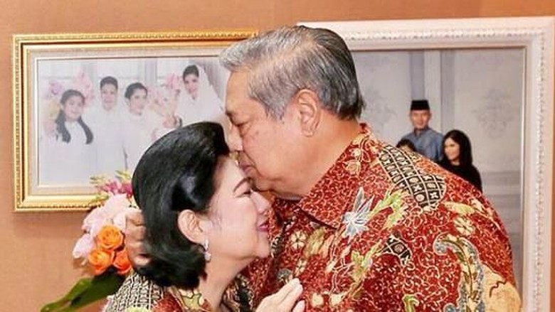 Kisah Pertemuan hingga Kecupan Terakhir SBY Lepas Kepergian Ani Yudhoyono Kisah Pertemuan hingga Kecupan Terakhir SBY Lepas Kepergian Ani Yudhoyono