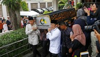 Jenazah dibawa ke area KBRI. Lantunan kalimat tahlil juga terdengar diucapkan. (Foto: REUTERS/Feline Lim)