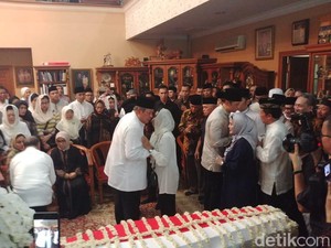 Jenazah Ani Yudhoyono Kembali Disalatkan, Jokowi hingga Habibie Ikut