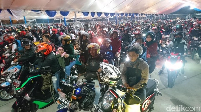 Pemudik motor padati Pelabuhan Merak