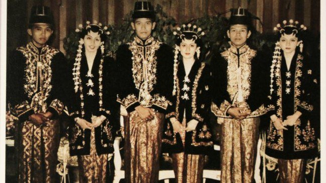 Batik juga telah menjadi bagian dari  sejarah penting dalam kehidupan  rumah tangganya dengan SBY. Saat menikah, Ani mengenakan kain batik yang menjadi koleksi ibunya. Kami dinikahkan tiga pasang  sekaligus, kakak, saya dan adik saya. Bayangkan betapa hebohnya waktu itu. Ayah waktu itu menjadi Duta Besar di Korea Selatan sehingga tidak  mungkin bolak-balik pulang ke Indonesia karena tidak enak sama Presiden makanya agar efisien beliau nikahkan tiga orang sekaligus.  Saat itu, ibu membebaskan kami untuk buka lemari untuk pilih batik yang akan digunakan. Saya pilih Kawung Dwi warna saya pilih. Saya tidak tahu kalau ternyata secara berlambang motif kewibawaan kepada  pemakainya paparnya. Foto: Dok. Getty Images, Instagram.