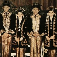 Batik juga telah menjadi bagian dari  sejarah penting dalam kehidupan  rumah tangganya dengan SBY. Saat menikah, Ani mengenakan kain batik yang menjadi koleksi ibunya. Kami dinikahkan tiga pasang  sekaligus, kakak, saya dan adik saya. Bayangkan betapa hebohnya waktu itu. Ayah waktu itu menjadi Duta Besar di Korea Selatan sehingga tidak  mungkin bolak-balik pulang ke Indonesia karena tidak enak sama Presiden makanya agar efisien beliau nikahkan tiga orang sekaligus.  Saat itu, ibu membebaskan kami untuk buka lemari untuk pilih batik yang akan digunakan. Saya pilih Kawung Dwi warna saya pilih. Saya tidak tahu kalau ternyata secara berlambang motif kewibawaan kepada  pemakainya paparnya. Foto: Dok. Getty Images, Instagram.