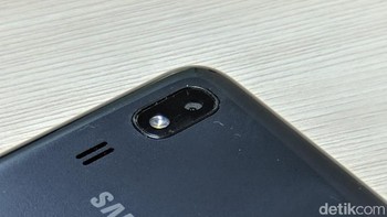 Ponsel ini membawa kamera belakang 5 MP dengan bukaan f/1.9. Foto: Adi Fida Rahman/detikINET