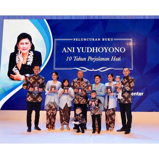 Tanpa disadari Ani dan saudari perempuannya, mereka jadi sering memerhatikan kain batik ibunda. Mereka akan bertanya motif apakah yang tercetak di kain sang ibu. Dari situ saya mulai cinta batik, ujarnya. Foto: Dok. Getty Images, Instagram