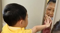 Selama sakit, Ani Yudhoyono tak bisa dijenguk secara langsung. Cucu-cucunya juga hanya bisa melepas rindu lewat kaca pintu rumah sakit karena dikhawatirkan tidak bebas virus dan bakteri. Foto: Istimewa