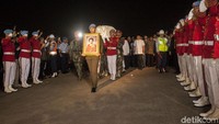 Iring-iringan mobil jenazah pun sudah disiapkan lengkap dengan para personil TNI yang akan mengantarkan Ibu negara RI ke-6 menuju rumah duka di Puri Cikeas, Bogor, Jawa Barat.