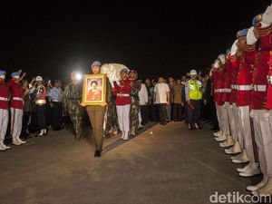 Tiba di Halim, Jenazah Ani Yudhoyono Disambut Upacara Militer