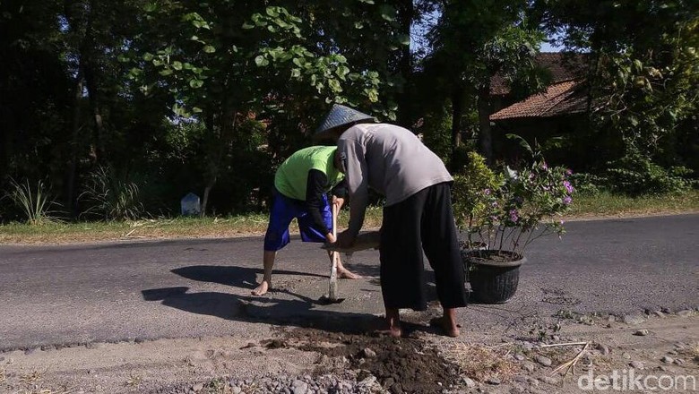 Prihatin Jalan Berlubang di Ponorogo, Warga Inisiatif Tutup dengan Semen Prihatin Jalan Berlubang di Ponorogo, Warga Inisiatif Tutup dengan Semen