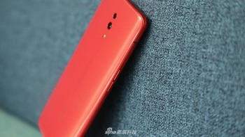 Kamera utamanya 48 MP. Kamera kedua berukuran 5 MP.  Foto: Sina Mobile