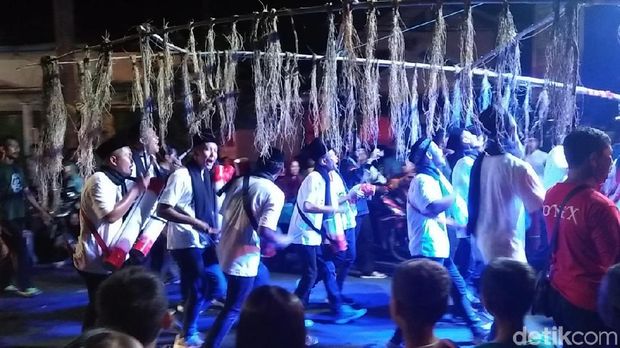 Tong-tong Klek, tradisi bangunkan sahur di Rembang.