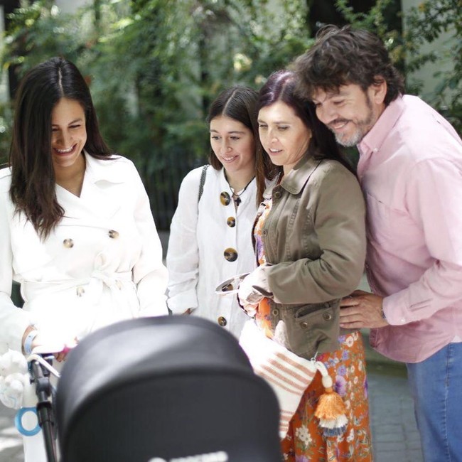 Ia pun menggunakan double breasted coat serupa dengan yang dipakai Meghan Markle ketika memperkenalkan bayinya bersama Pangeran Harry. Bedanya, miliki Begona berlengan panjang dan hadir dengan ikat pinggang. Foto: Instagram @begonavillacis