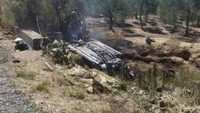 Mobil keluar dari dari jalurnya dan menabrak pembatas jalan hingga terguling-guling dan terbakar. Tampak kondisinya sudah remuk dan hangus. Foto: Twitter Belmezanito