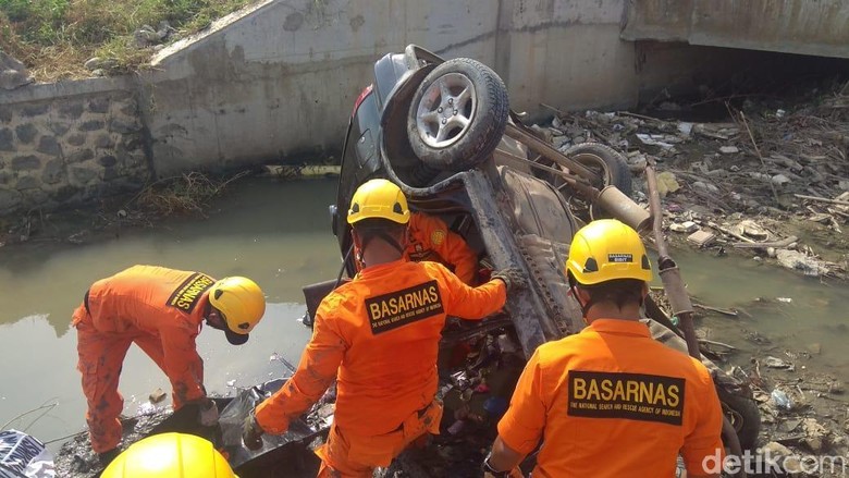 Kecelakaan Tunggal di Tol Pemalang, 2 Orang Tewas Kecelakaan Tunggal di Tol Pemalang, 2 Orang Tewas