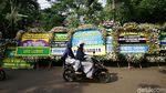 Karangan Bunga untuk Ani Yudhoyono Banjiri Cikeas
