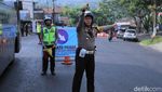 Mereka yang Tak Pulang Demi Lancarnya Mudik