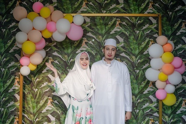 Untuk tampil lebih cerah, Anda bisa memilih baju warna putih dengan motif. Opsinya yang bercorak floral seperti milik Kartika Putri berikut dapat jadi pertimbangan. Anda pun dapat menyematkan dalaman hijab dengan warna yang senada dengan motif busana. Foto: Instagram