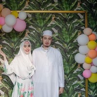 Untuk tampil lebih cerah, Anda bisa memilih baju warna putih dengan motif. Opsinya yang bercorak floral seperti milik Kartika Putri berikut dapat jadi pertimbangan. Anda pun dapat menyematkan dalaman hijab dengan warna yang senada dengan motif busana. Foto: Instagram