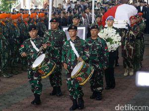 Foto: Berbalut Merah Putih, Jenazah Ani Yudhoyono Diberangkatkan ke Kalibata