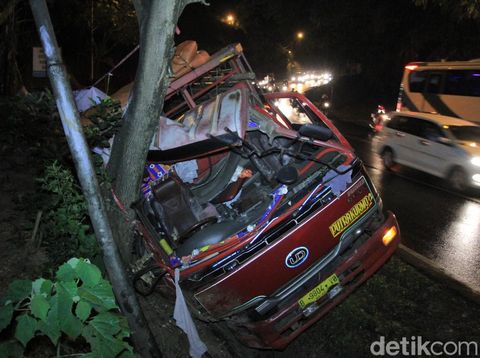 Jalan Licin, Truk Tergelincir dan Tabrak Pohon di Jalur Nagreg